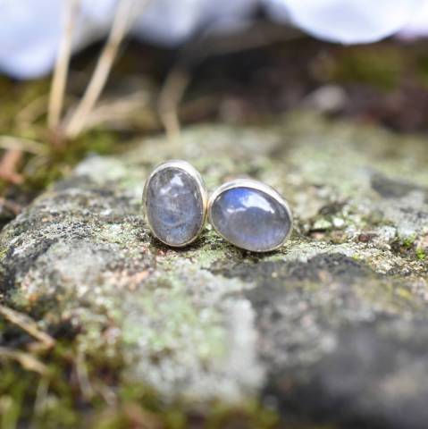 Boucles d'oreilles puces labradorite et argent 925 favorisant la protection