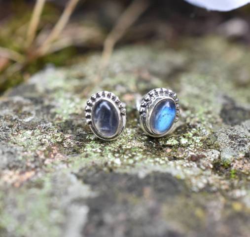 Boucles d'oreilles puces labradorite et argent 925 favorisant la protection