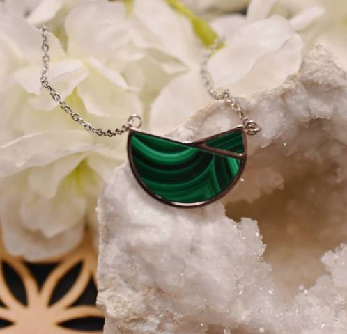 Collier malachite et acier favorisant la condiance en soi et anti-douleurs