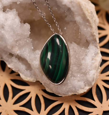 Collier malachite et acier favorisant la condiance en soi et anti-douleurs