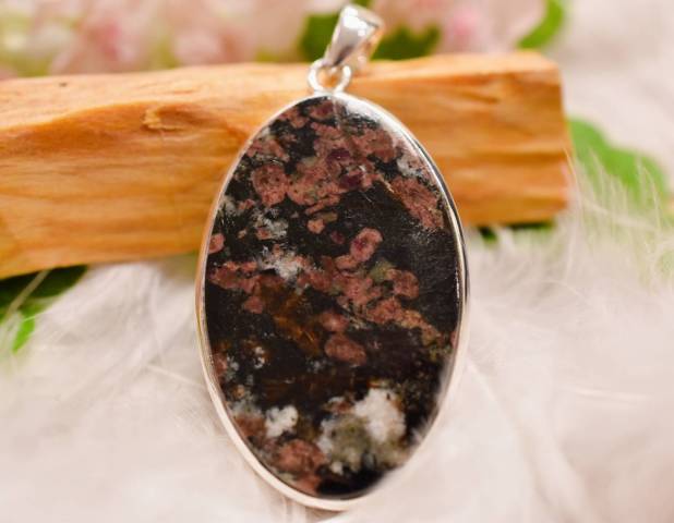 Pendentif Eudialyte et argent 925 favorisant la gurison motionnelle